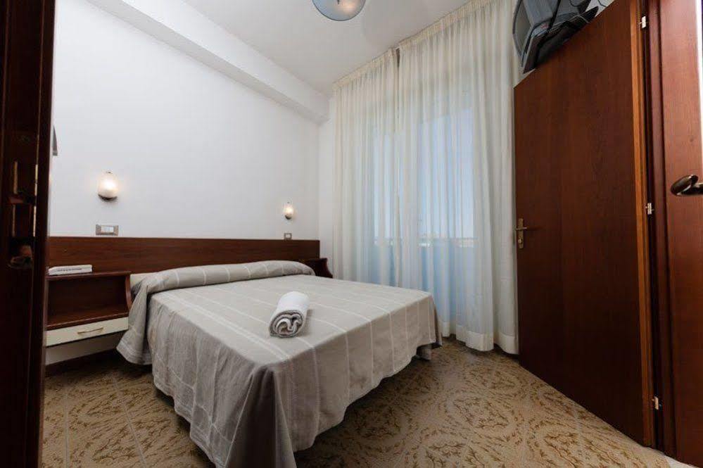 Hotel Sayonara เซนีกัลเลีย ภายนอก รูปภาพ